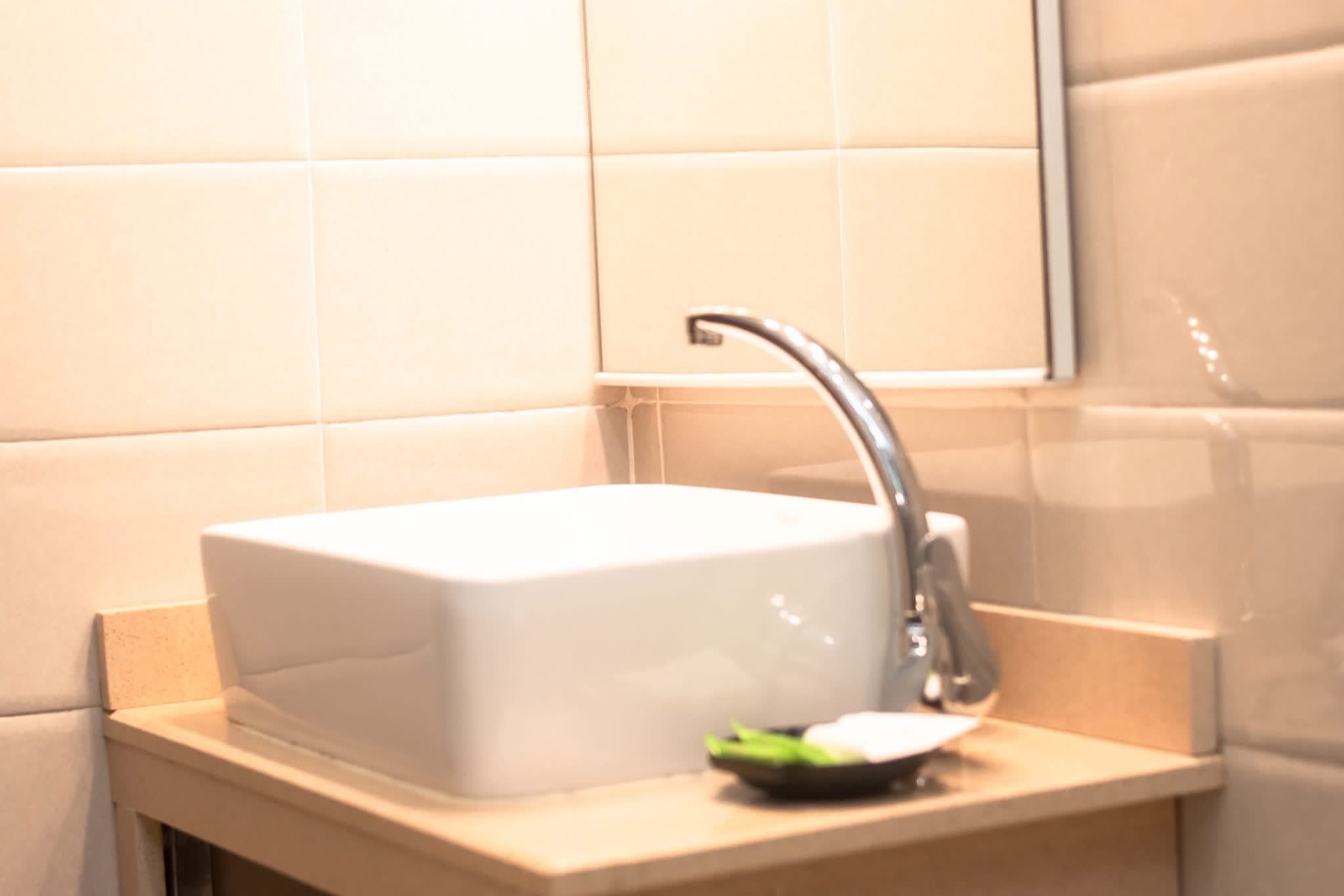 Vasque blanche et robinetterie chromée de la salle de bain