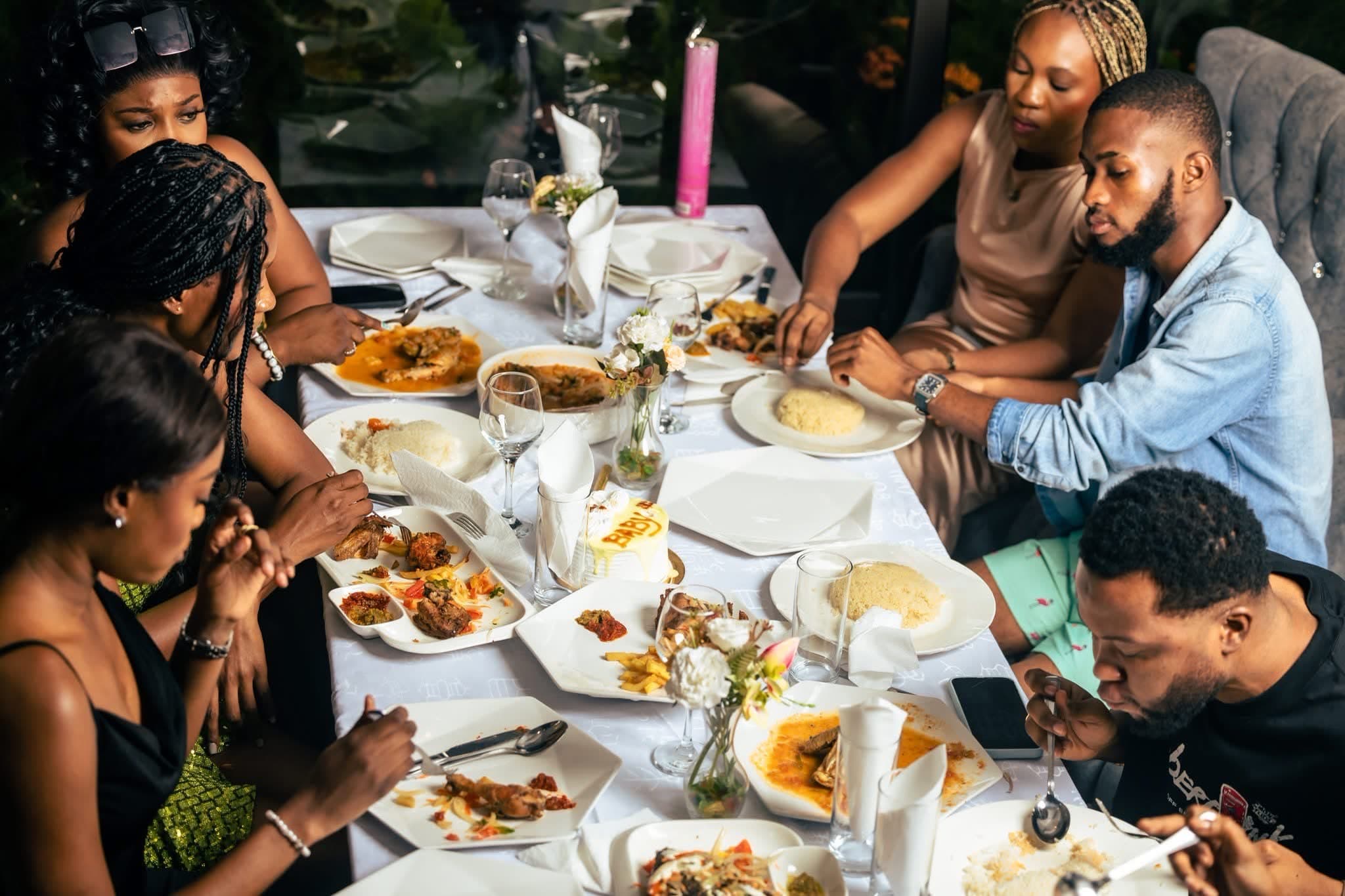 Dîner convivial autour d’une grande table dressée